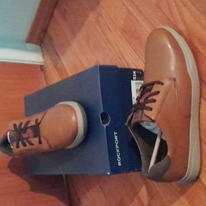 Casual shoes. (Rockport)